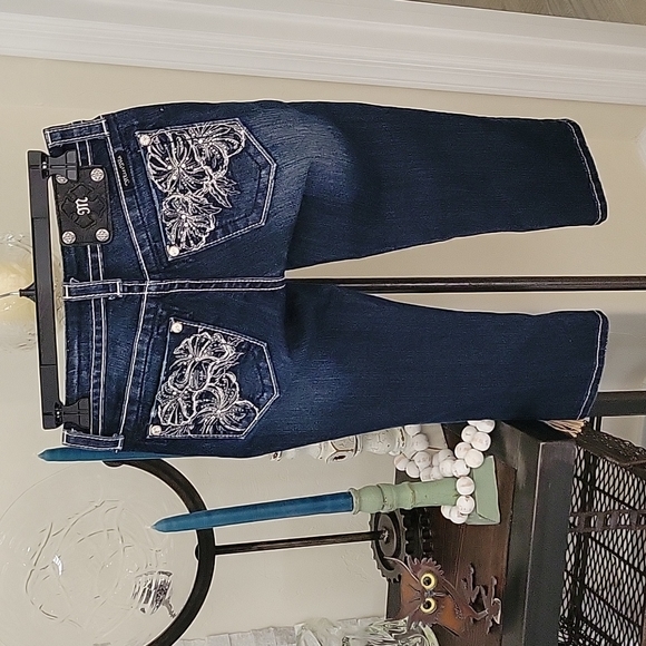 Miss Me Denim Med washed Jp5473p Capri/cropped Jeans.  Flower stitch rhinstone. - Picture 2 of 11